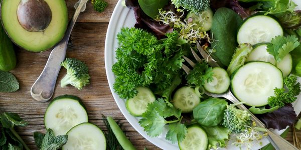 plato saludable, verduras saludables sobre mesa madera
Foto de Nadine Primeau en Unsplash