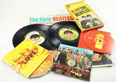 beatles vinyl records albums cd sgt. pepper Beatlemaniajohn Lennon Paul McCartney Ringo Harrison 