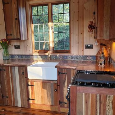 Hand made kitchen with Belfast sink.