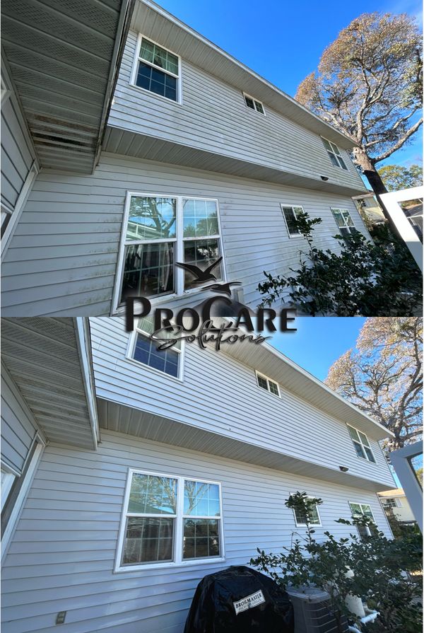 Soft washing in Palencia, removing algae and mildew while protecting your home’s exterior.