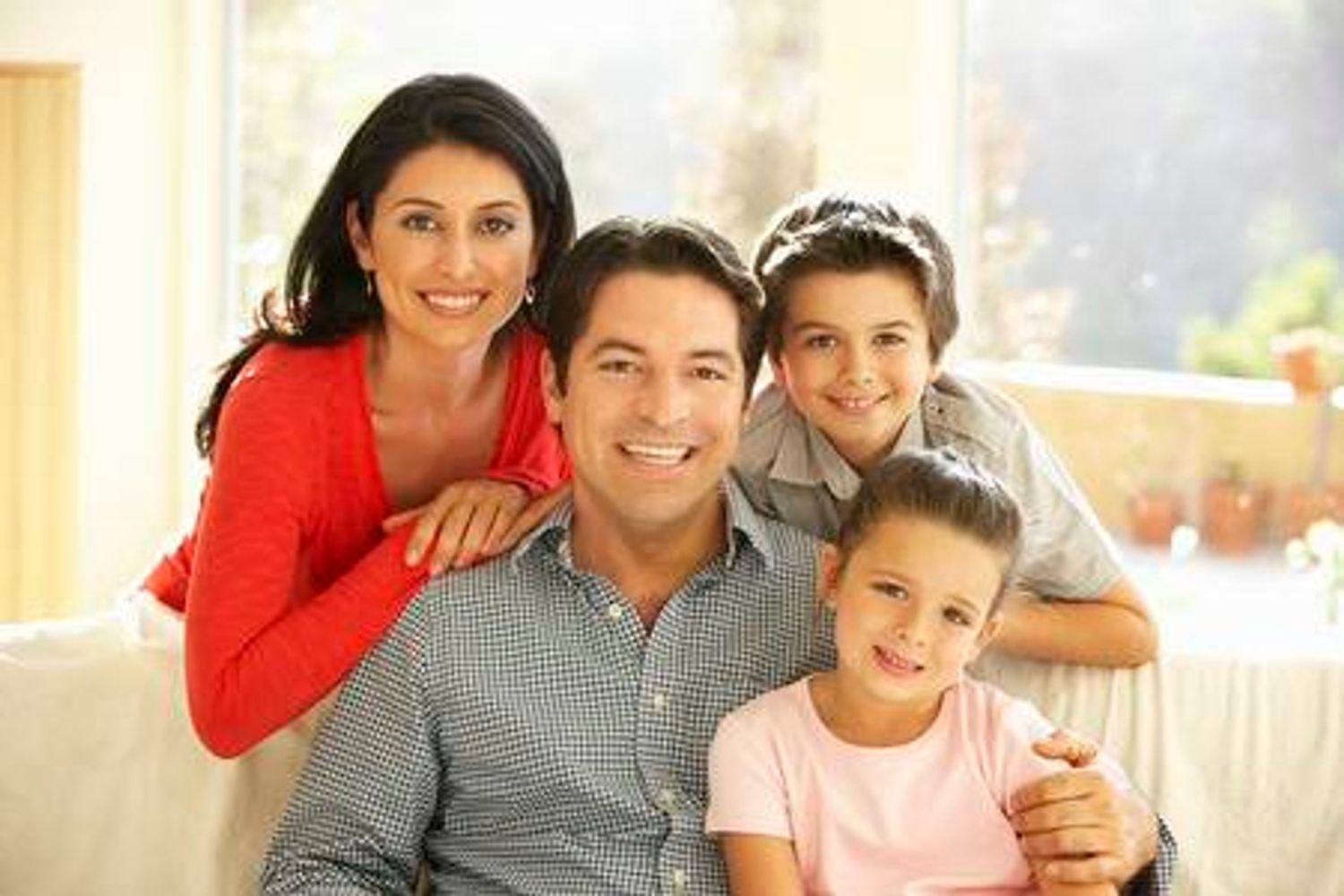 Familia feliz ahorrando con  su compañía  de la luz "Electricidad Barata Texas "