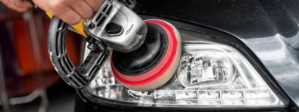 Polissage mécanique d’un phare automobile avec un pad adapté