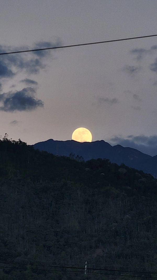 superluna reflejada en un lago colombiano en la noche de agosto 2024