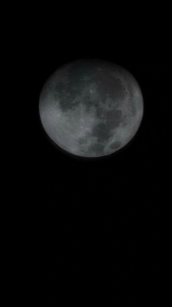 superluna azul elevándose sobre las montañas andinas en colombia 2024