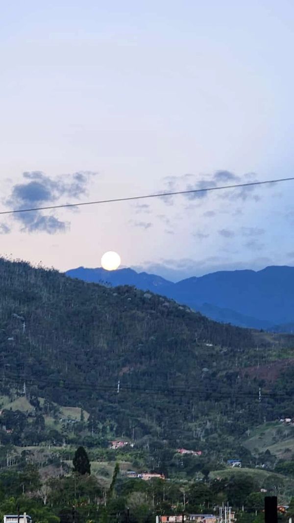 superluna de agosto 2024 sobre un paisaje rural colombiano