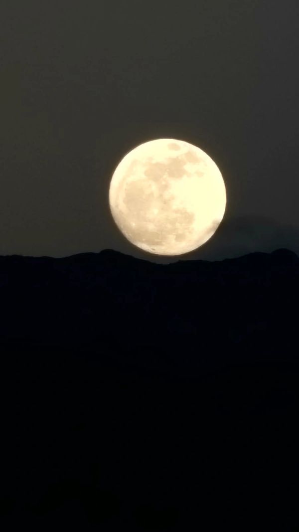 superluna azul en el horizonte de una ciudad colombiana en agosto 2024