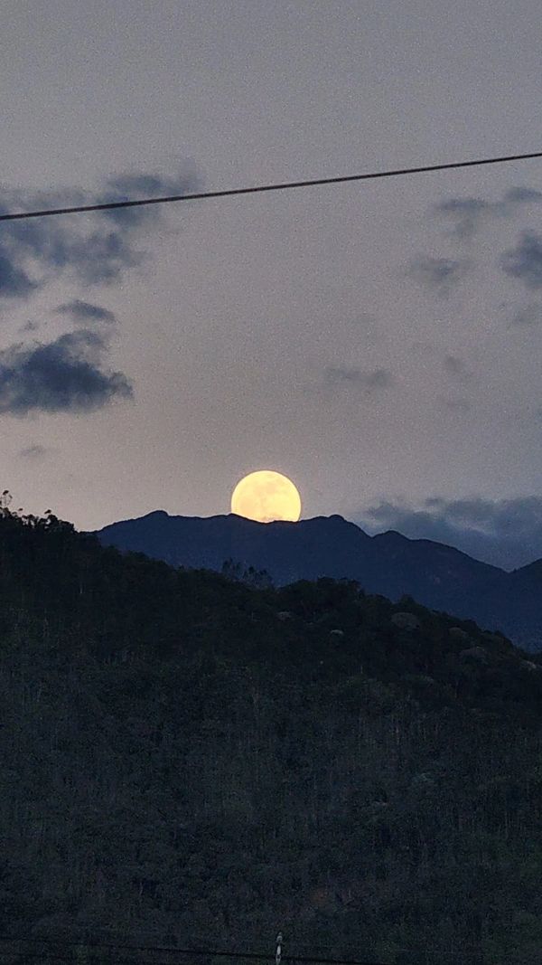 superluna azul vista desde una montaña en colombia 2024