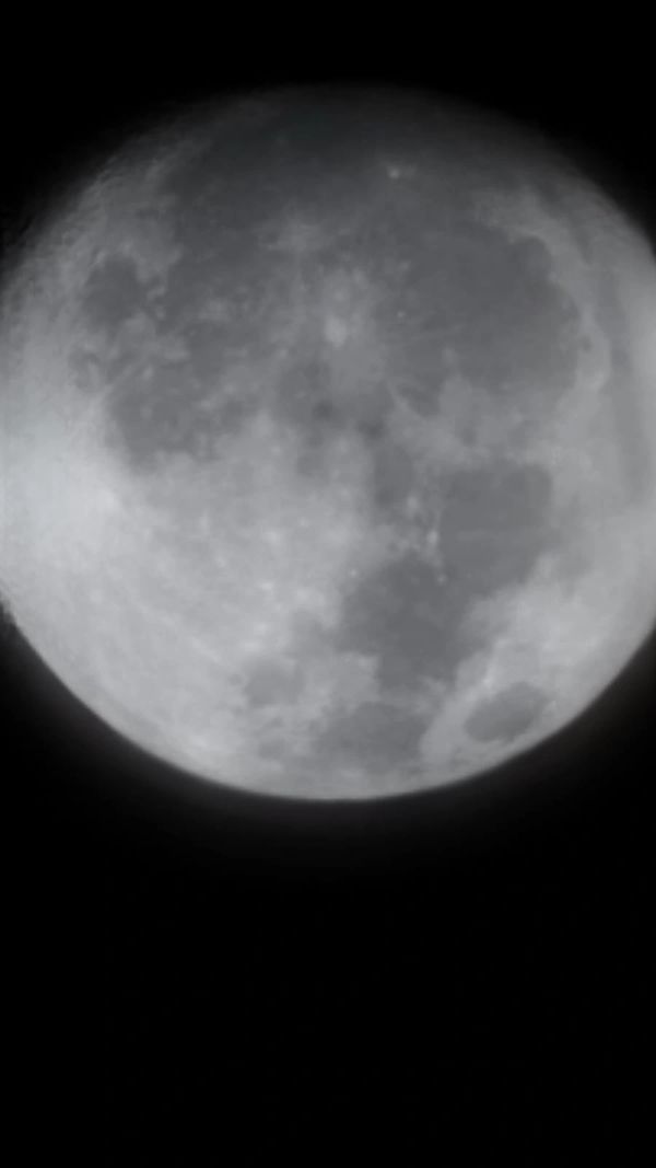 superluna resplandeciente en el cielo despejado de colombia 2024