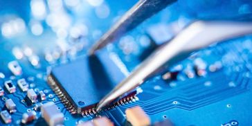 Närbild på elektronikkomponenter och mikrochip på kretskort