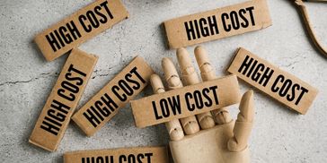 Träklossar med texten High Cost och Low Cost