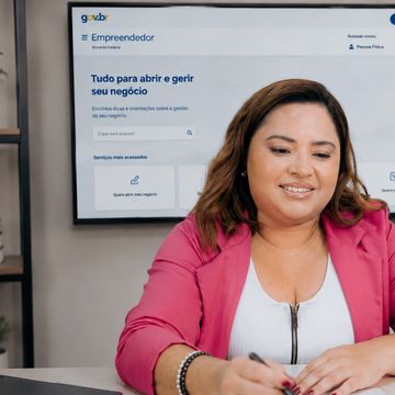Mulher sorridente trabalhando em escritório.