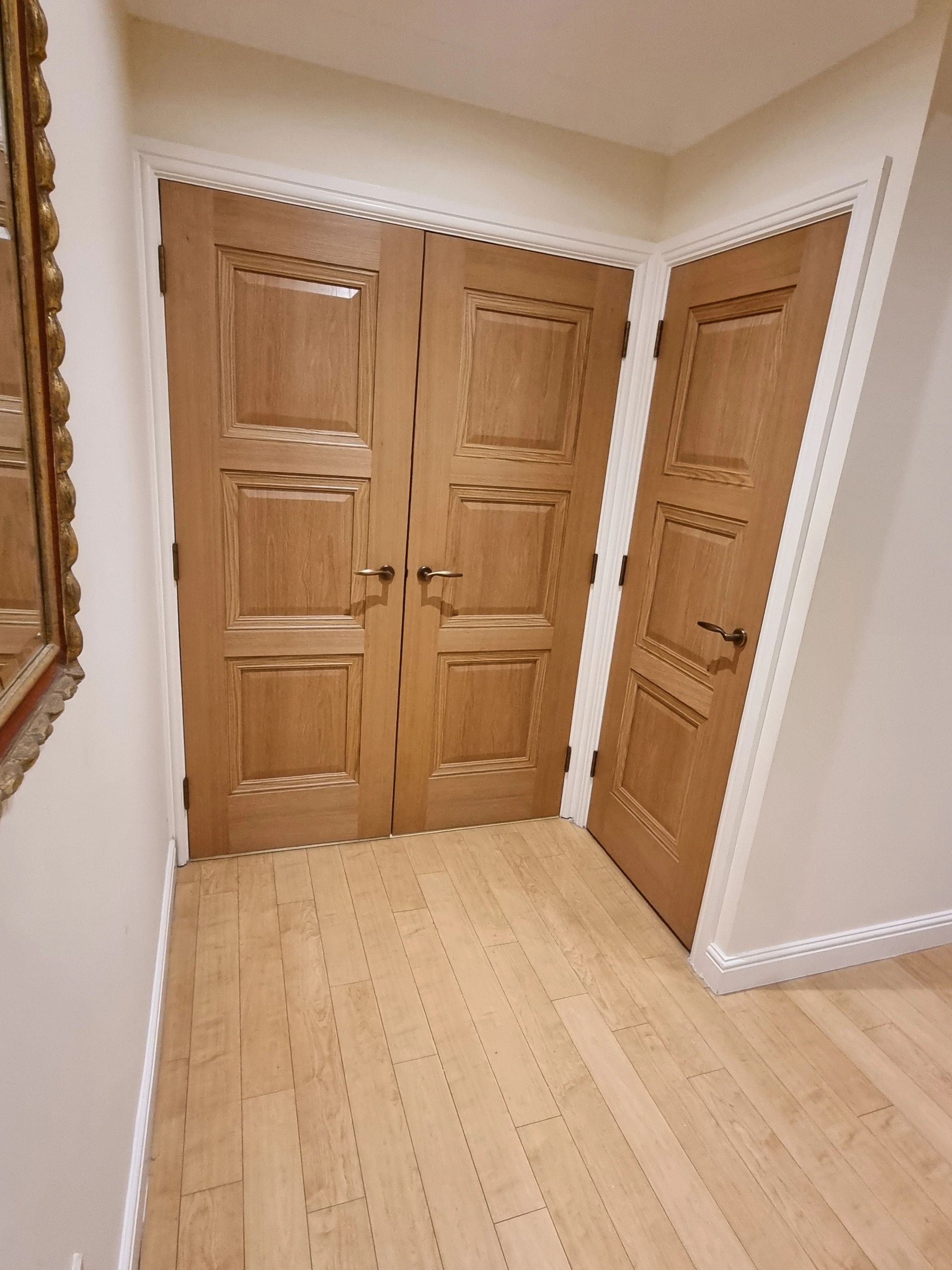 ● New 35mm Oak internal doors. Per lacquered finish. Supplied by Todd Doors.  

