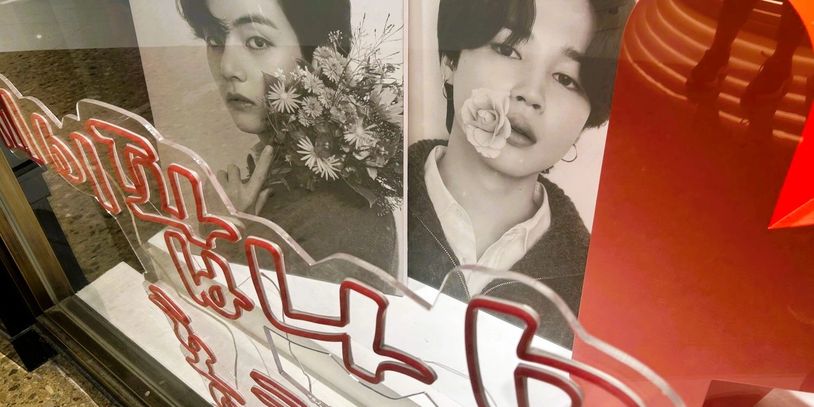 黑白人像照片中有花束和玫瑰。