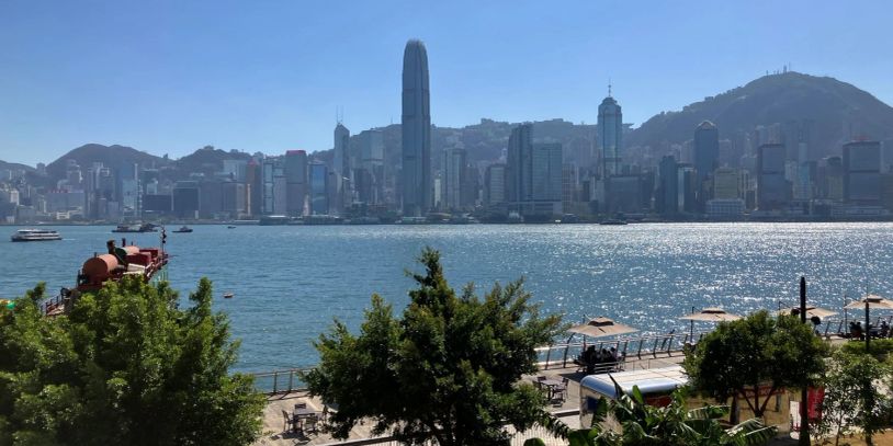 阳光照耀下的维多利亚港和香港天际线。