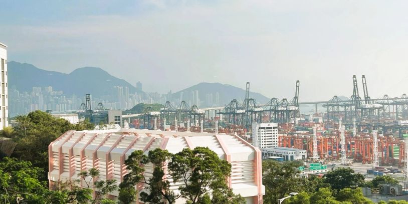 城市和集装箱码头的全景。
