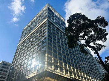 现代高楼在阳光下闪烁。