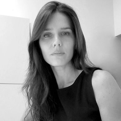Mujer de cabello largo y oscuro con expresión seria en blanco y negro.