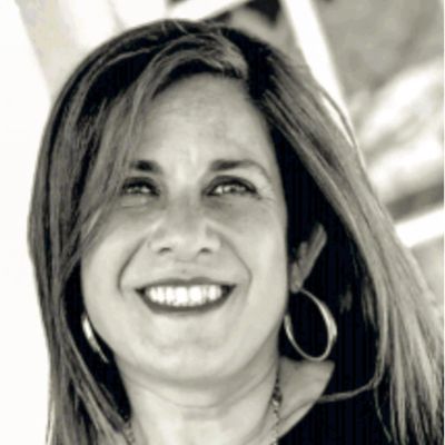 Mujer sonriente con aretes grandes.