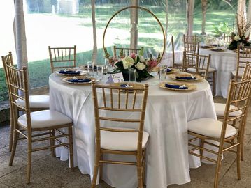 Montaje tradicional 
Mesa redonda con mantel blanco
sillas Chiavari