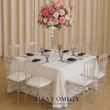 Mesa cuadrada con mantel blanco, arreglo floral con bajaplatos, copas y sillas Napoleon transparente