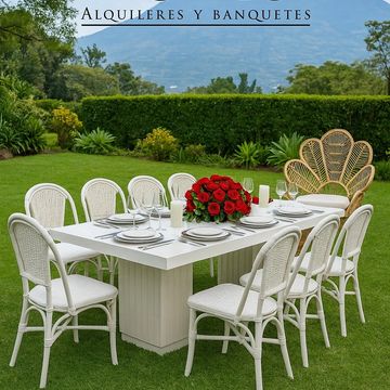 Mesa rectangular blanco para bodas y eventos con sillas de rattan plastico color blanco, bajaplatos 