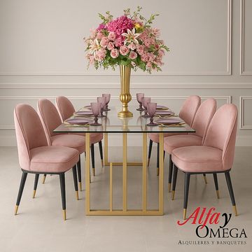 Mesa de metal dorado con vidrio claro, sillas, butacas rosada, arreglo floral , bajaplatos,copas
