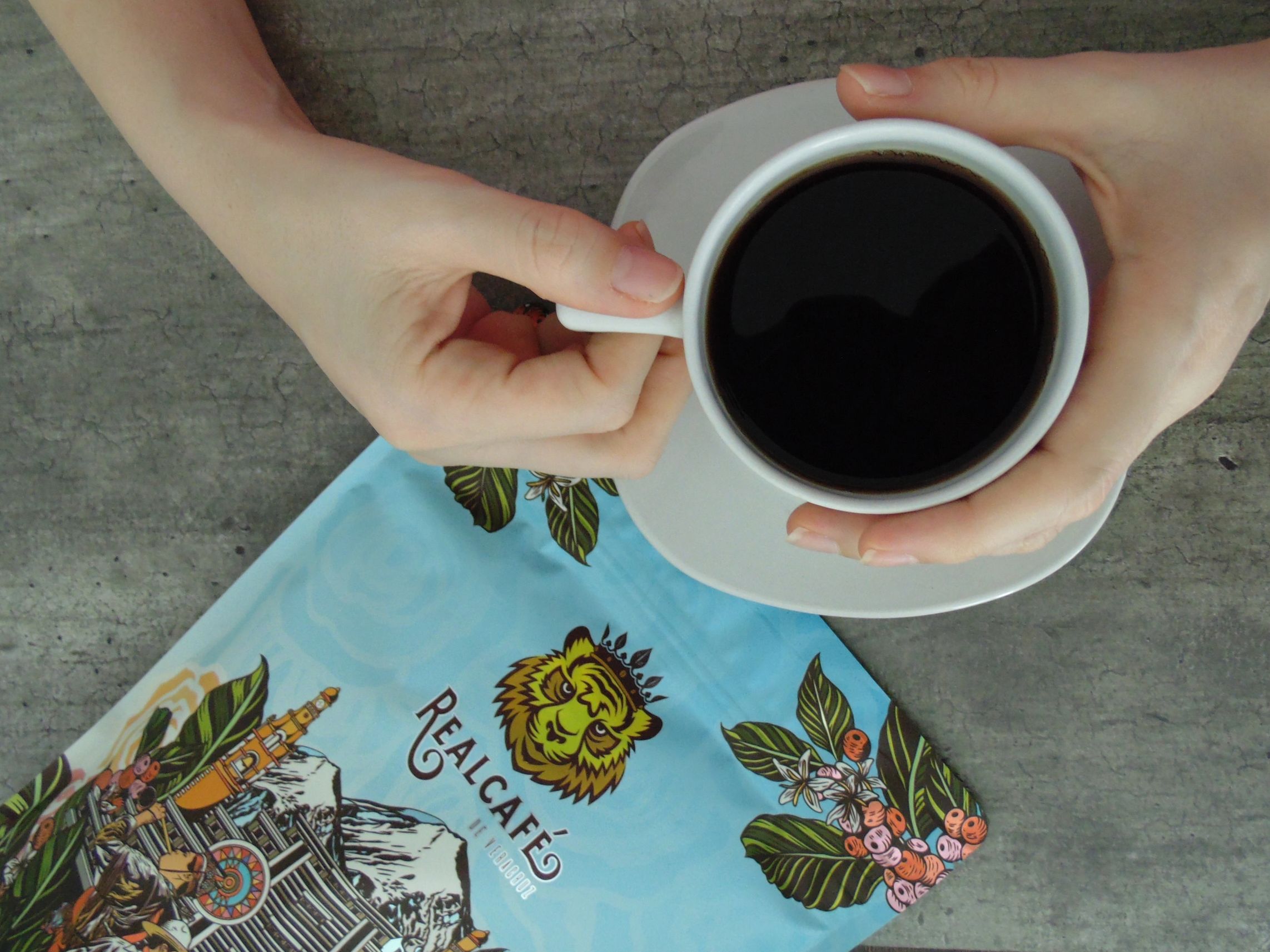 bolsa de café y taza con café