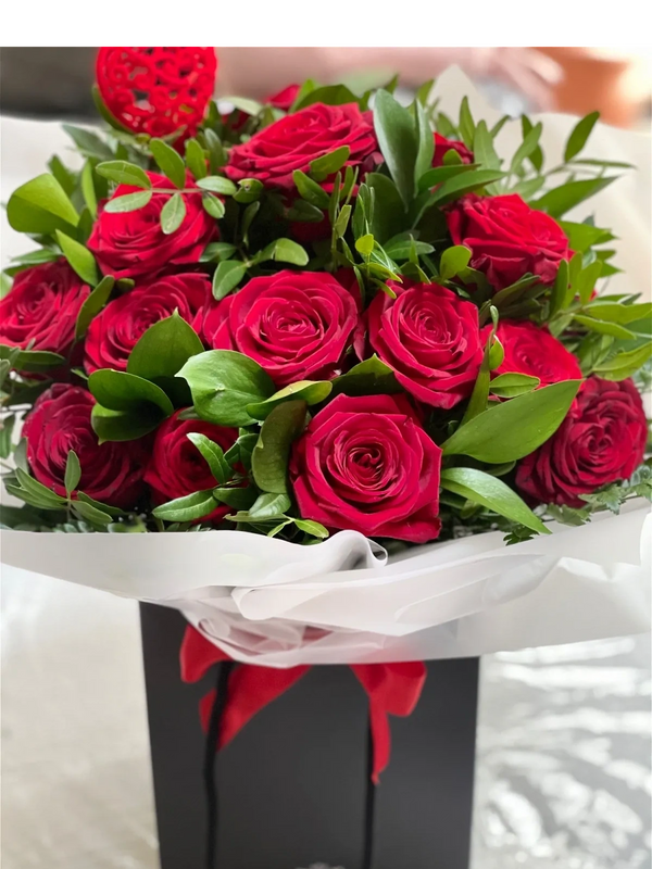Red Naomi Rose Bouquets: Unveiling Elegance in Every Stem
Indulge in the splendour of our Red Naomi 