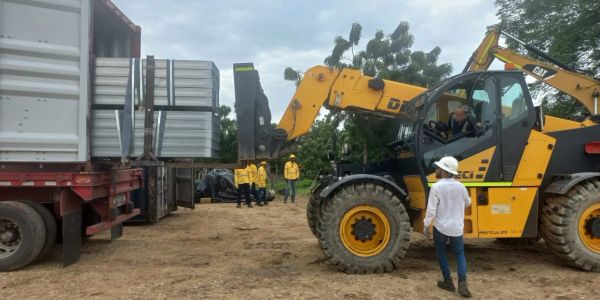 Carga de materiales con maquinaria pesada en obra.