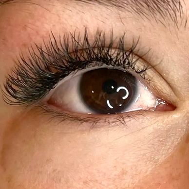 hybrid lash extensions, Mixture of classic lash extensions and fan las extensions.