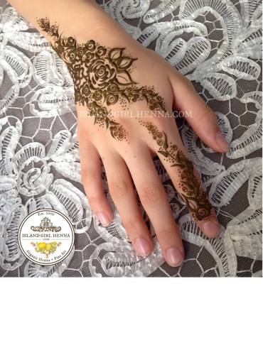Khaleeji-Gulf style henna design on hand