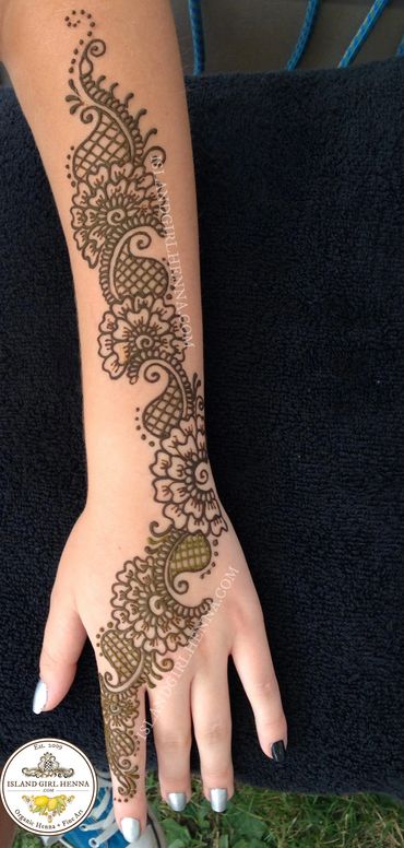 Simple Arabic fusion bridal henna design on arm and hand