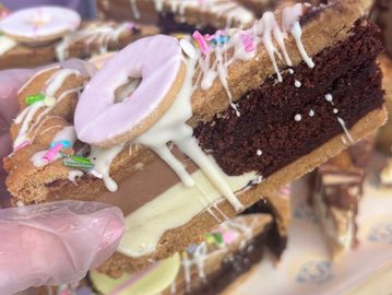 Party Rings, hazelnut praline, fudge & chocolate cookie pie