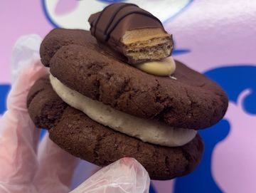 Kinder Bueno, chocolate & Nutella whoopie cookie 