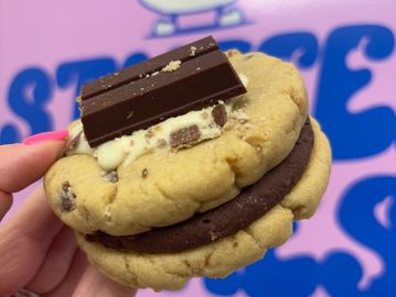 KitKat whoopie cookie with white chocolate, milk chocolate & runny caramel.