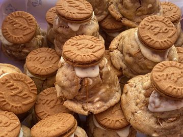 Biscoff stuffed cookie with fudge, white chocolate and Biscoff sauce