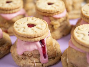 Jammy Dodger cookie dough. Stuffed with pink wafer & raspberry jam. Topped with Jammy Dodger biscuit