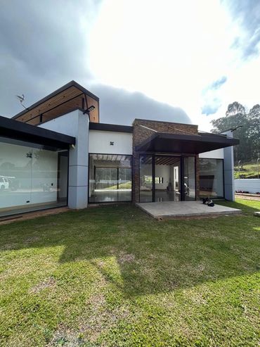 Casa lujosa de campo con acabados en wpc, cielo rasos en wpc