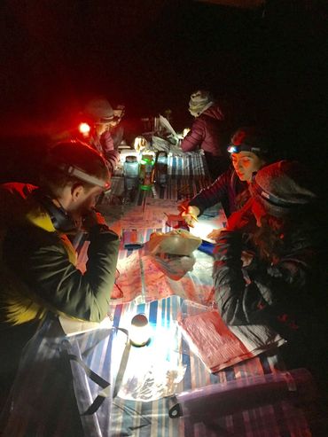 Lecture de carte et planification d'itinéraires à la lampe, avec un spécialiste du plein air.