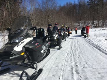 Excursion guidée en motoneige sur les sentiers sauvages du Québec, avec un spécialiste.