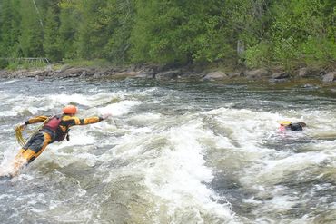 Spécialiste du plein air au Québec en formation de sauvetage en eau vive.