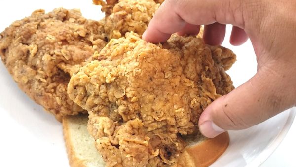 #friedchicken #southernfriedchicken #soulfood #crunchyfriedchicken #crunchychicken #herbsandspices 