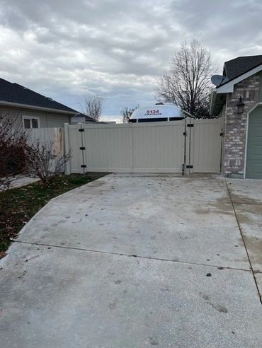 vinyl privacy fence