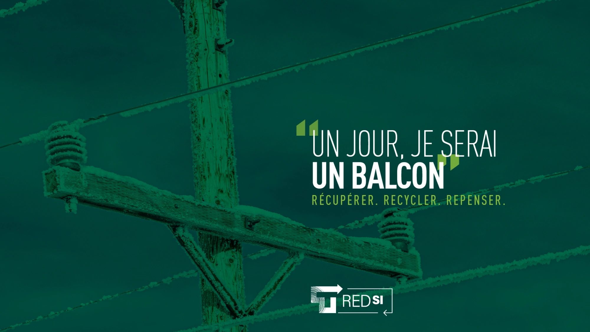 Un poteau électrique givré avec un message sur le recyclage et la récupération.