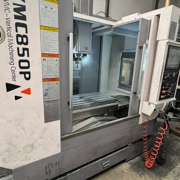 Vertical machining center MC850P with control panel and work area.