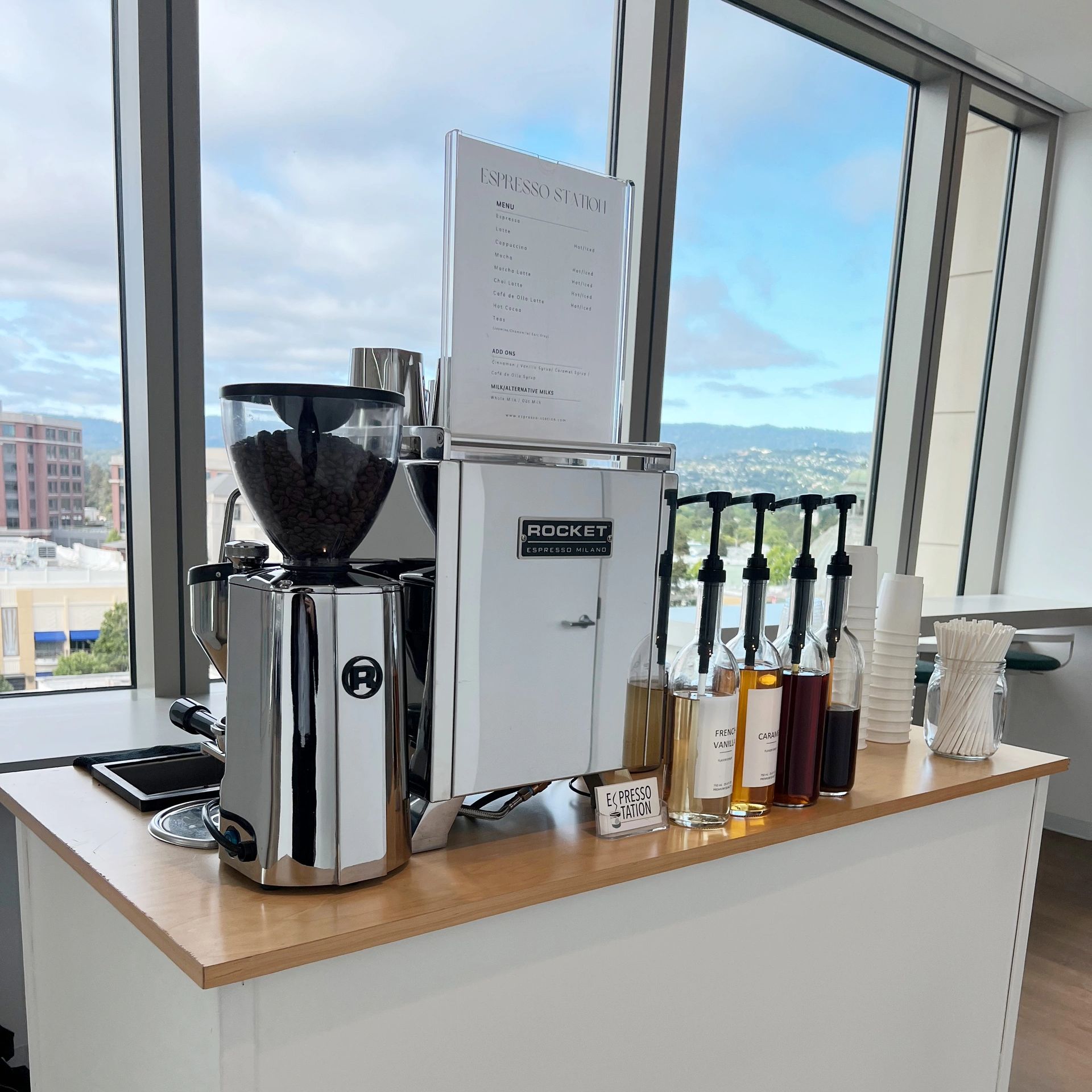 <img src="imagen1.jpg" alt="Espresso Station mobile coffee cart at corporate event">