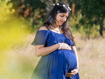 Mum to be outdoor photo taken in Solihull.