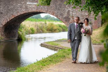 Bride and Groom at Cuttle Bridge Inn