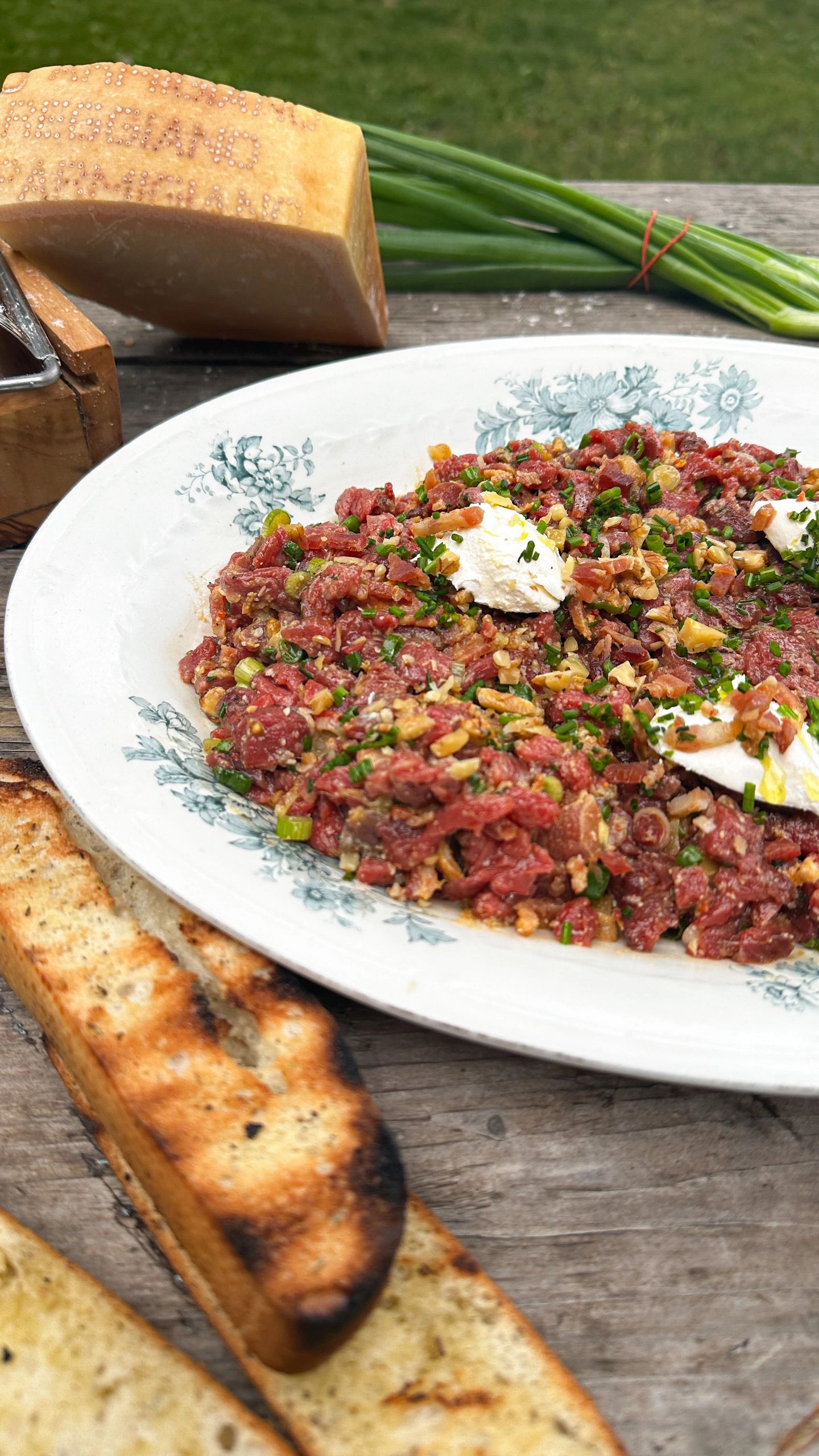 Tartare de bœuf fumé bacon, parmesan et Grenoble