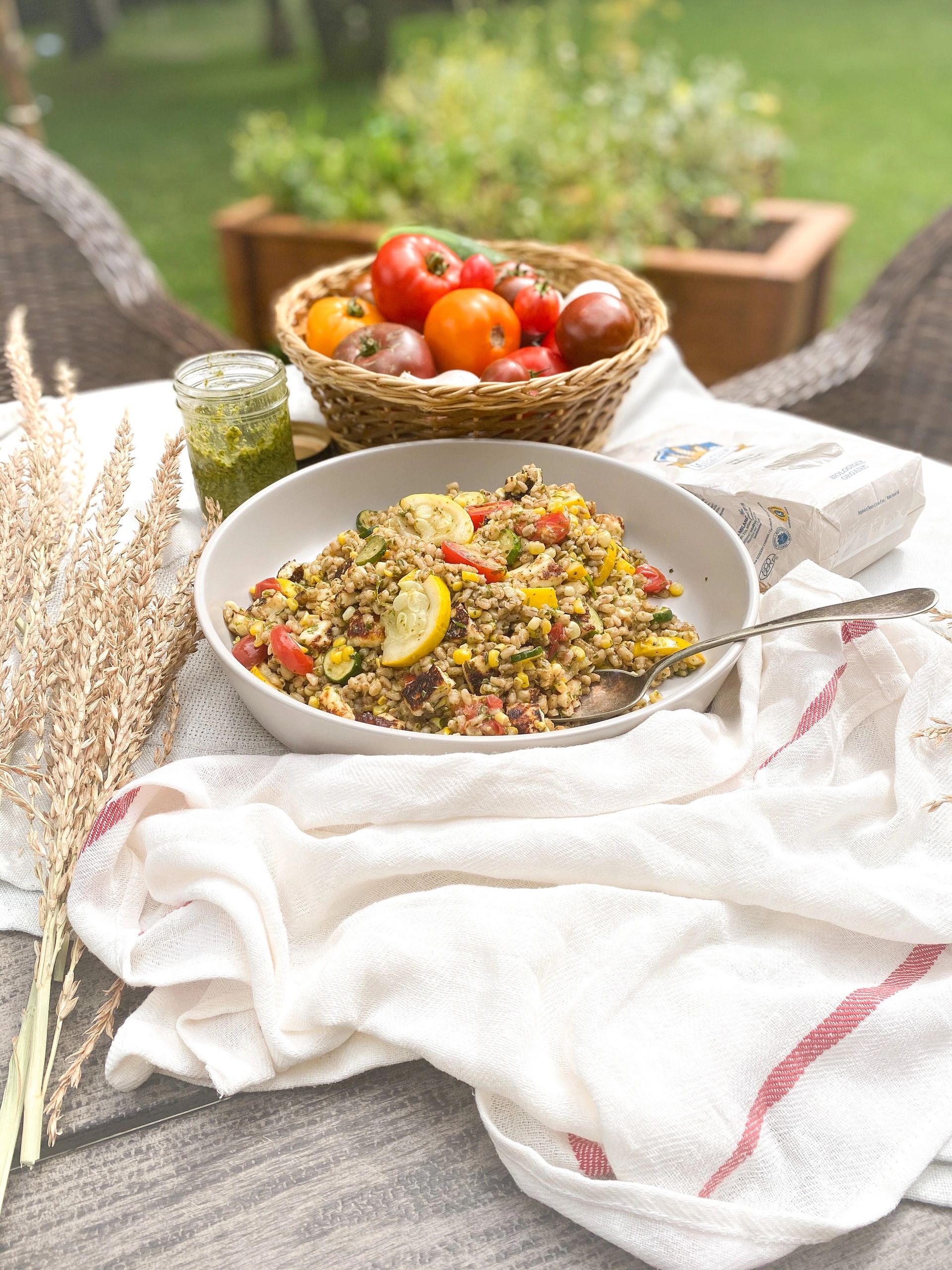 Orge de fin d'été, pesto & halloumi grillé